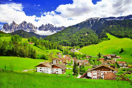 字段著名的多洛米人阿尔卑斯山和意大利北部的小型村庄ValdiFunes意大利北部小村庄白云岩图片