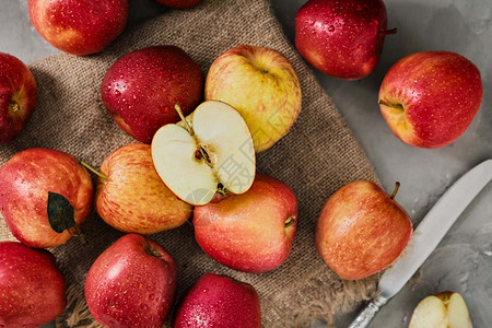 黑暗的充满活力来自当地农场的苹果水滴收成季节在灰色桌上布局有选择地关注半个苹果红汁做派的原料多汁图片