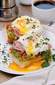 海拔长寿的一种鸡蛋加鳄梨西红柿火腿片在早餐的面包饼上吃背景图片