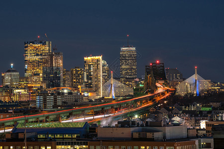 可以看到Zakim大桥和Tobin大桥的波士顿天线景象在黄昏时穿过波士顿城市风景美国中心的天线建筑和与旅游观光概念建筑物游客运输图片