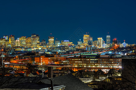 小时可以看到Zakim大桥和Tobin大桥的波士顿天线景象在黄昏时穿过波士顿城市风景美国中心的天线建筑和与旅游观光概念又名建造图片