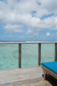 冷静的蓝色马尔代夫度假旅馆阳台的美貌优丽环形和海景旅行图片