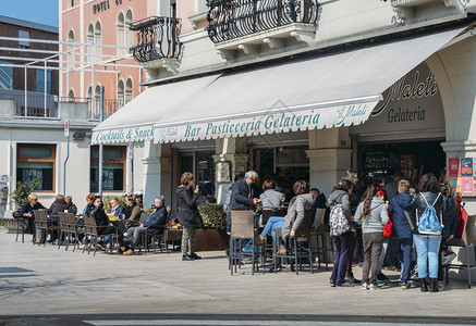 人行横道意大利丽都圣玛亚伊莎白街沿线繁忙的咖啡馆2018年3月28日丽都圣玛亚伊莎白街沿线繁忙的咖啡馆28日欧洲图片