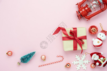 新年装饰品快乐福拉特概念是基本物品灯笼礼盒在现代生锈粉红纸背景上在家庭工作室办公桌前厅的陈腐粉红色纸卡片现代的包裹图片