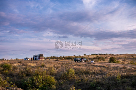 水阿托沃河床靠近乌克兰Nikolaev地区Aktoovo村与Mertvovod河的深花岗峡谷附近的游民们在乌克兰魔鬼谷的一个阳光图片