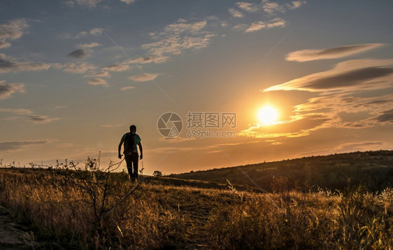 靠近乌克兰Nikolaev地区Aktoovo村与Mertvovod河的深花岗峡谷附近的游民们在乌克兰魔鬼谷的一个阳光明媚夜晚前往图片