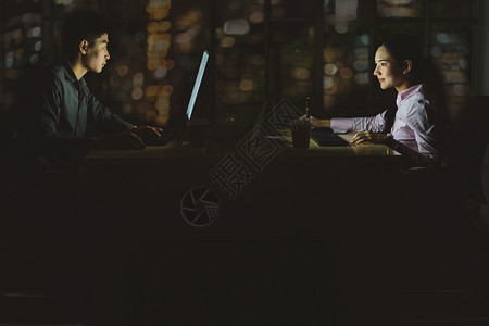 就业亚洲女商人和男与办公室技术计算机客户服务和呼叫中心一道辛勤工作为成功就项目概念同事一起工作亚洲女商人和男在办公用电脑客户服务图片