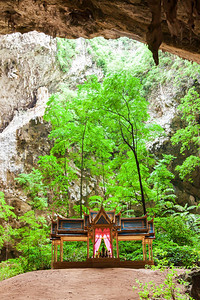 汗在隐藏的洞穴内太阳光照耀着巨大的洞穴在位于泰国PrayaNakhon洞穴华欣附近的旅游景点PrachuapKhiriKhan附图片