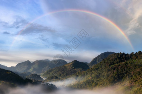 一种光束新鲜的雨后天上有彩虹下面是茶场泰国冬季山广受欢迎的旅游景点和彩虹雾泰国清迈的Angkhang清迈图片