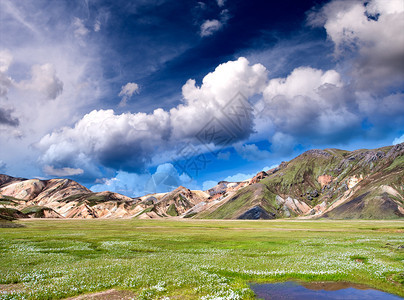 冰岛Landmannalaugar山和岩石在阳光明媚的日子春天兰德曼纳劳格山脉图片