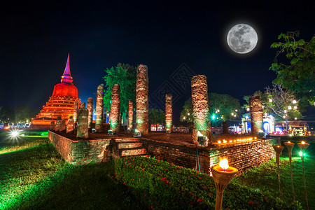 笏苏霍泰历史公园Sukhothai历史公园的光彩闪耀景象美丽在泰国北边充满月的泰国覆盖了苏霍泰的废墟盖子历史的图片