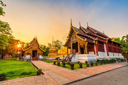 传统的著名WathraPhraSingh是一个佛教寺庙是东南亚泰国北部清迈旅游村的主要景点北方背景图片