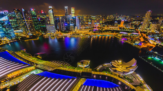 岛天空景观新加坡是城市夜间有彩色灯光和美丽水的城市这是新加坡的巡回旅游企业它们以色彩多视角清晰的空中观点对着选择右角的焦点进行定图片