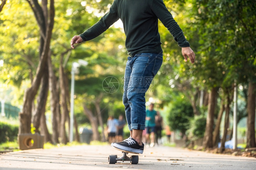 木板亚洲男子在户外公园的冲浪skate或滑板上玩近身式亚洲男子日出时间与未经承认人士跑步运动健康时尚等相光模糊超过什么时候图片