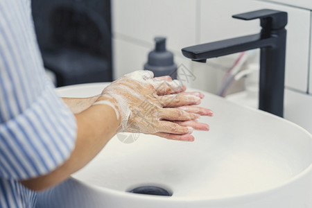 厨房治疗亚洲妇女在家里浴室用水龙头洗手Covid19大流行的保健清洁和无照护概念等近身情况图片