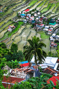 生态世界靠近在米田边附近的村庄房屋惊人的抽象纹理天空在菲律宾伊富果省巴瑙埃水中闪烁多彩的反光图片