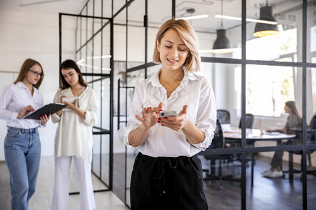 流感承担照料责任的低角度女人数急衣领背景图片