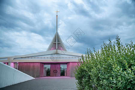 天冰岛Keflavik的Rejkyanesbaer教堂日落绿行业图片