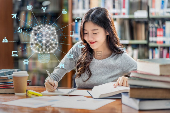 人造智能的多角大脑形状具有各种标志智能城市ThindsInternetTechTech横跨亚洲青年学生穿着临时西装在大学图书馆读图片