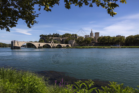 什么时候桥游客法国罗昂河左岸Vaucluse省Avlione省阿维尼翁市是教皇在1309年至7期间从罗马流亡的住所7位连续的教皇图片