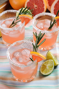 饮料自助餐最理想的节日晚午餐聚会和节假日鸡尾酒粉红帕洛玛闪亮的粉红帕洛玛柑橘图片