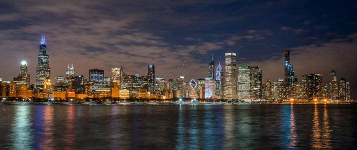 城市景观美国伊利诺州密歇根湖沿岸美丽的黄昏时刻芝加哥市景河流一带全建筑和房地产商业建筑和旅行游概念美国伊利诺州建造现代的图片