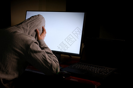 连帽的淑女帐户黑客闯入数据服务器在其藏身处感染系统有深蓝色的氛围女士戴上双轨码背景笔记本电脑马拉威概念Malware图片