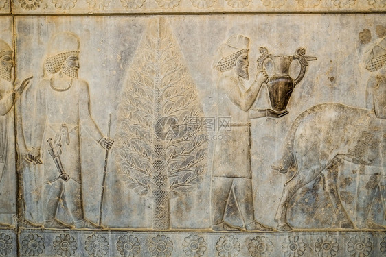 描写对亚美尼人和巴比伦敬礼的举手者进行巴萨救济向伊朗希拉兹PersepolisFars省南部东楼梯Apadana国王送礼历史的物图片