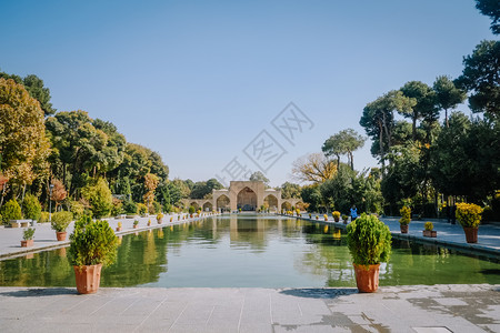 城市的伊朗人Isfahan花园的树木包围着古老的ChehelSotoun宫殿新鲜图片