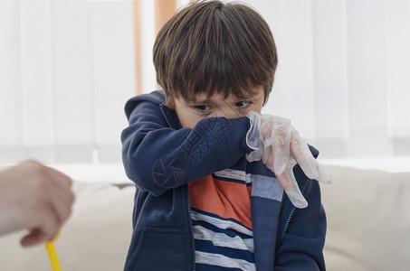 拥有肮脏的收费孩子用手臂遮住鼻和嘴孩在做科学项目时过敏和打喷嚏孩子抓鼻有灰尘过敏和儿童哮喘引起的反射或干热背景图片