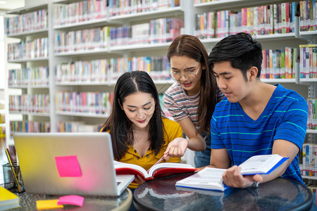 在图书馆一起讨论的学生图片