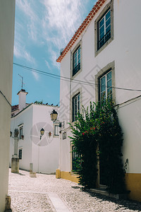 葡萄牙卡斯伊老城粉刷房屋和墙壁之间迷人的鹅卵石小巷葡萄牙卡斯伊老城粉刷房屋和墙壁之间迷人的鹅卵石小巷明信片盒子邻里图片
