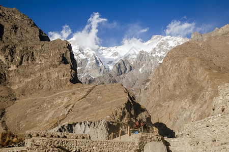 户外岩石巴图拉卡科姆山脉的乌塔尔峰和巴基斯坦吉尔特俾提斯坦KarimababHunza山谷Baltit堡照片下方的一门大图片