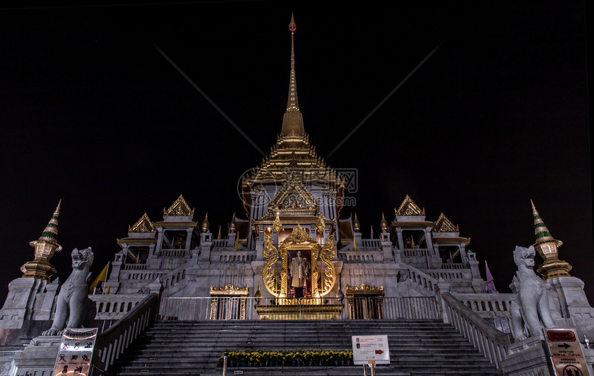网关或者泰国曼谷2019年月3日特拉伊米尔寺Worawawihan庙也称为夜间在Yaowarat路世界最大的金佛寺曼谷里程碑之一图片