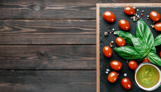 含叶盐和胡椒的橄榄油樱桃番茄黑石板布局用于制造Caprese沙拉的成分图顶层视在暗木背景上复制空间黑色的起司节食图片