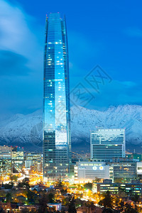 下雪了增加建造智利圣地亚哥首都区大市智利科斯塔纳市中心摩天大楼在金融区高上举起后面是LosAndes山拉斯康德区背景图片