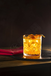 朗姆酒寒冷的一杯鸡尾酒在老木板上喝着杜松子酒甘巴里马提尼罗索和橙汁意大利鸡尾酒一个薄煎饼19年在意大利Fiernze首次混合甜的背景图片