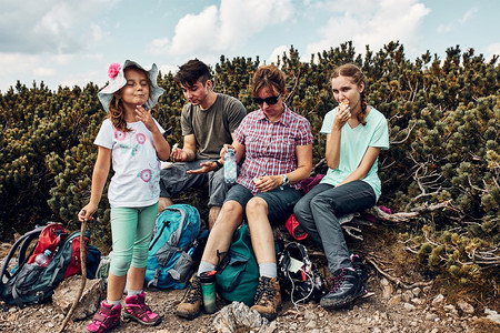 一家人在山上休息和吃零食一家人积极起度过暑假喜悦自然母亲图片