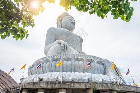 天空假期大佛像建在泰国普吉高山顶上从博迪树可以看到大佛像象征着教的名美之地最受度假旅游者欢迎红色的图片