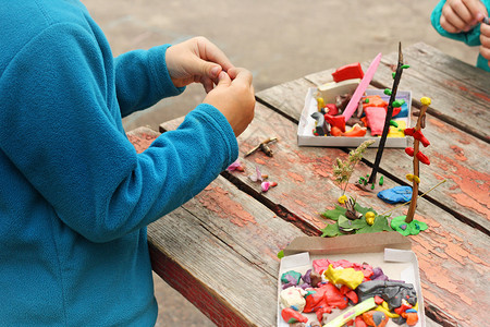 身体桌子木头儿童玩户外游戏图像是儿童在红桃桌外面玩泥土的一部分儿童玩粘土和各种形状的天然素材以不同形状的粘土和各种天然素材图片