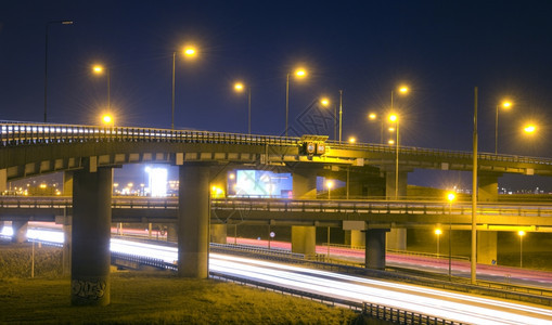 大灯旅行驾驶夜间的高速公路交汇处有各种飞机越相互交叉图片