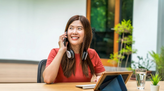 小时亚洲女商人使用带键盘的手机呼吁在家户外庭和花园工作初创企业和主社交距离和自我责任己亚洲人图片