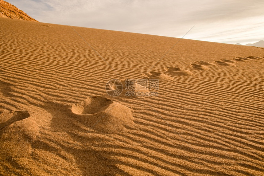美国旅行在ValledelaMuerte的沙丘上脚印西班牙语为谷阿塔卡马沙漠安托法加斯塔地区智利北格兰德南美洲目的地图片
