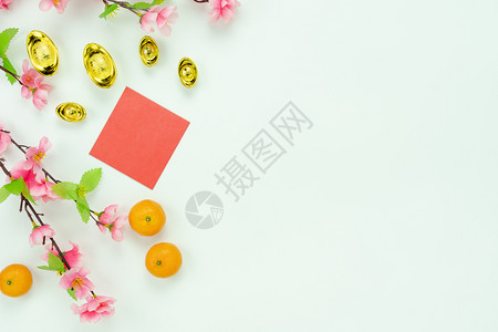 钱中文是指富幸福观赏装饰新年月球假日背景概念Flat在主办公桌的白木板上用粉红花献橙色富有的开花图片