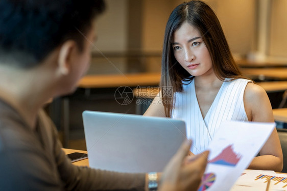 不同意愤怒的老板在临时诉讼责骂亚洲年轻商业女青指向她对业绩的表情和现代办公室的KPI商业错误与惩罚概念的看法狂怒失败图片