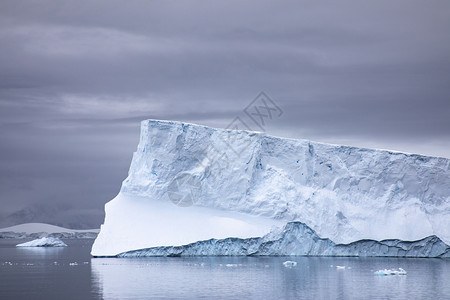 独特漂移发光大冰山在南极平静的海洋中闪耀着美丽的光芒图片