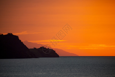 色调天上弗洛雷斯岛在黄昏和日落时的光月华丽图片