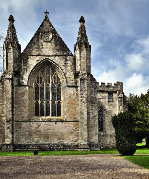 窗户从凯尔特建立布兰河与塔伊接壤的任务基地以来邓克尔德的教堂已经存在了140年多来至今已有逾140年的历史墓碑坟图片