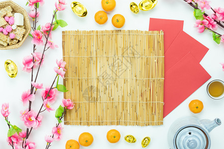 地面复制躺着中文是指富幸福观赏装饰新年月球假日背景概念Flat在主办公桌的白木板上用粉红花献橙色图片