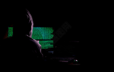 女黑客闯入数据服务器在其藏身处感染系统携带有深蓝色的氛围女士蒙上笔记本电脑在二进制代码背景上MarwareConguce帐户个人图片
